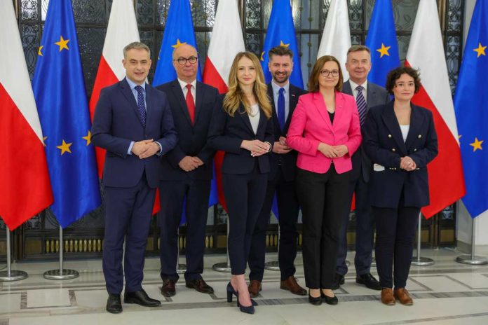 Przedstawiciele Lewicy. Od lewej: Krzysztof Gawkowski, Włodzimierz Czarzasty, Agnieszka Dziemianowicz-Bąk, Krzysztof Śmiszek, Anita Sowińska, Dariusz Wieczorek oraz Anna Maria Żukowska