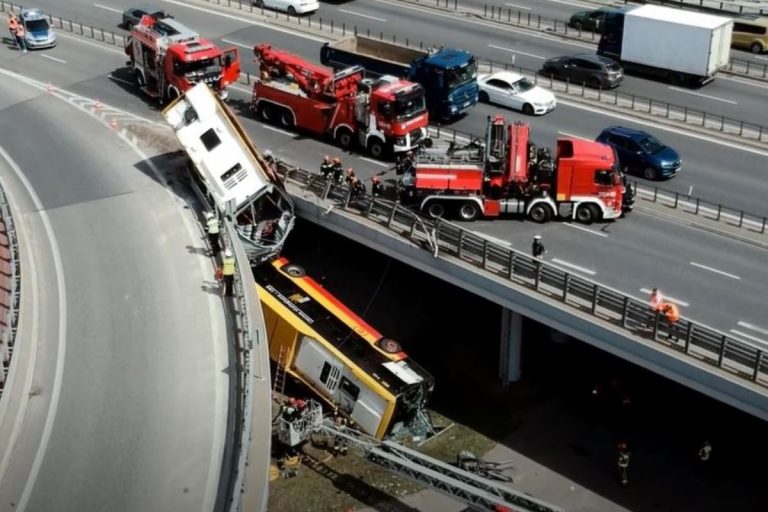 Wypadek autobusu na moście Grota-Roweckiego w 2020 roku.