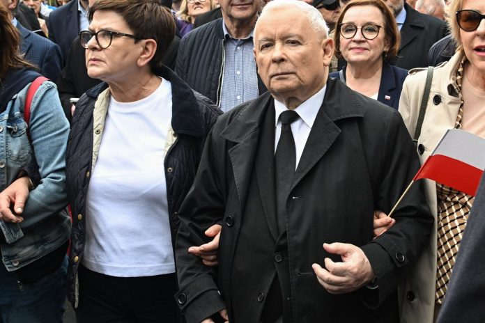 manifestacja , marsz , polityka unijna , protest , przeciwnicy , ue , unia europejska , zielony ład , związkowcy , politycy , polityk , polityka rolna , Prawa i Sprawiedliwości , rolnicy , rolnik , flaga , flagi , strajk