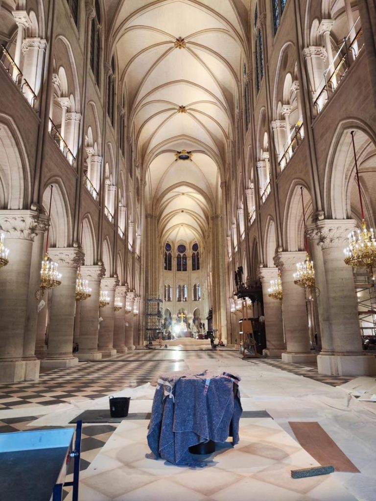 Notre-Dame bije popularnością Luwr. Budzi wielkie emocje