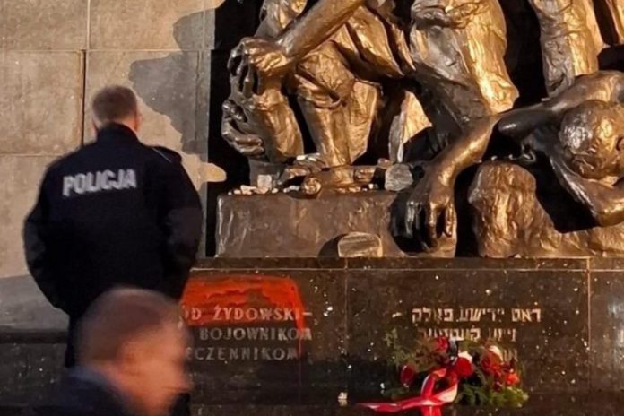 Flaga ukraińskich nacjonalistów na Pomniku Bohaterów Getta w Warszawie. Foto: X/@YacovLivne