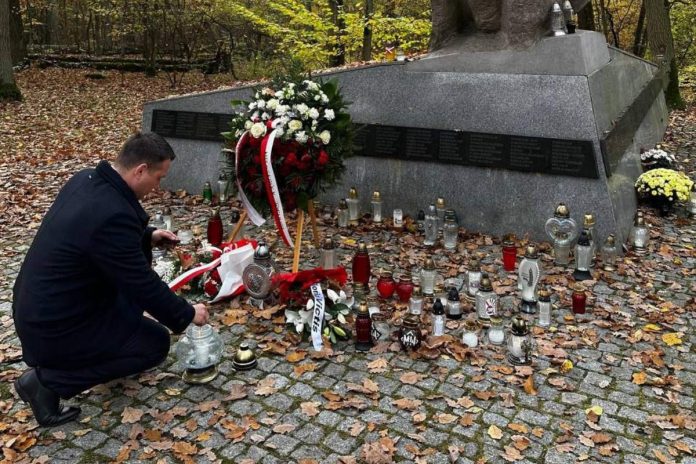 Sławomir Mentzen zapala znicz pod Ponikiem Pamięci Ofiar Barbarki w Toruniu. Foto: X/Sławomir Mentzen