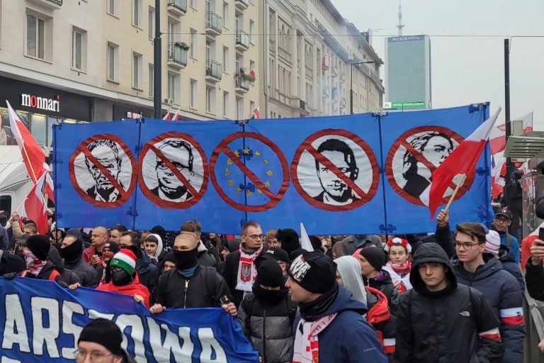 Najlepszy baner na tegorocznym Marszu Niepodległości. W kółeczkach od lewej: Donald Tusk, Adam Bodnar, Unia Europejska, Rafał Trzaskowski, Ursula von der Leyen. Foto: X/@PHorczak