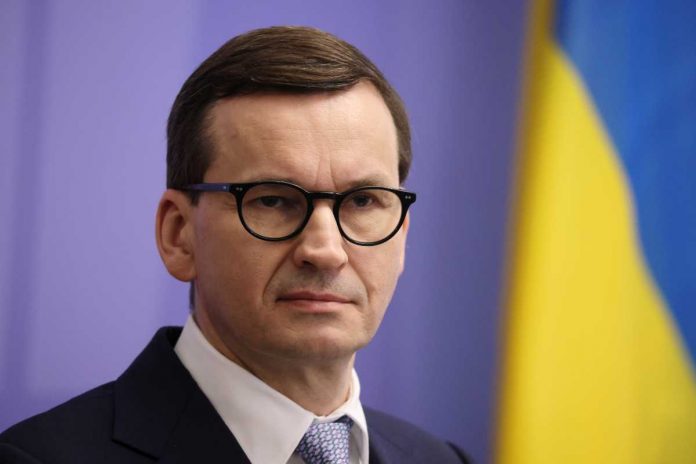 Mateusz Morawiecki oraz ukraińska flaga