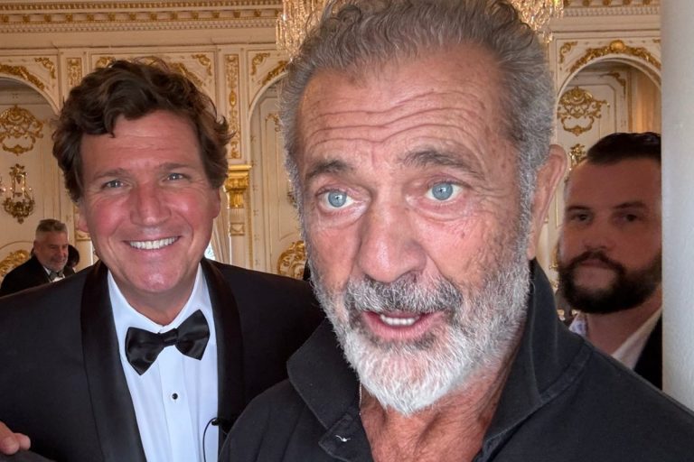 Tucker Carlson i Mel Gibson. Foto: X/@DarinFeinstein