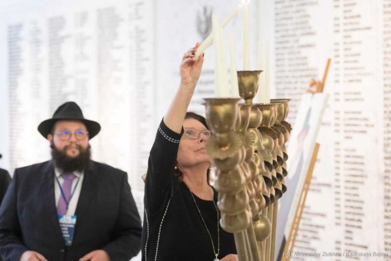 Marszałek Senatu Małgorzata Kidawa-Błońska zapalająca świece chanukowe w Sejmie RP w towarzystwie przewodniczącego Chabad Lubawicz w Polsce (rabin Szalom Ber Stambler)