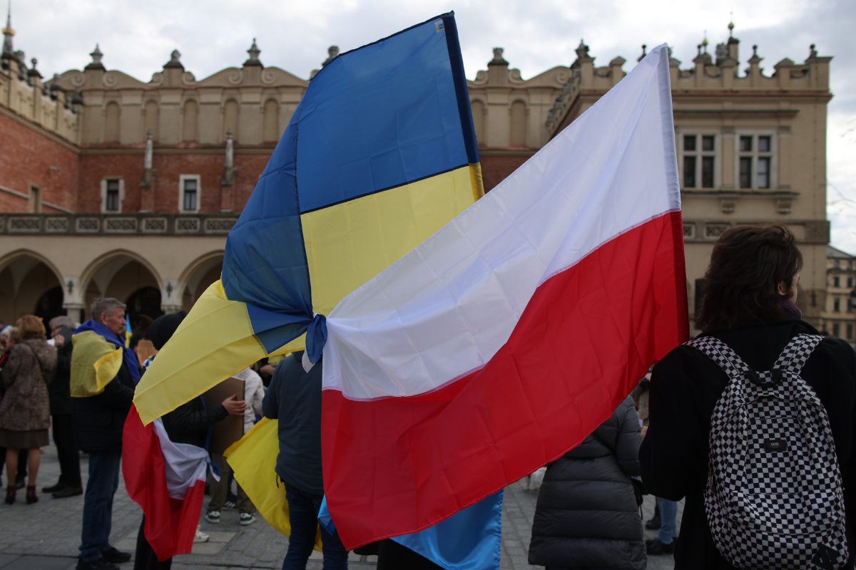 MOCNY SONDAŻ! Ponad połowa Polaków PRZECIWKO bezwarunkowemu wspieraniu Ukrainy i milczeniu o ludobójstwie