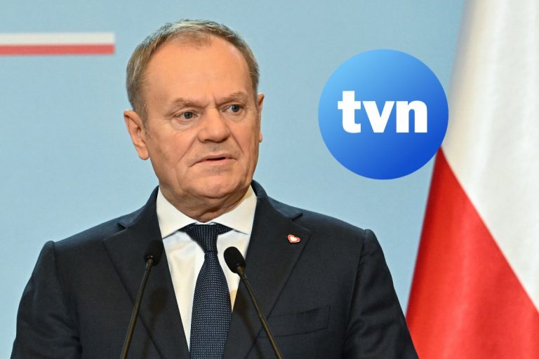 Donald Tusk i logo TVN. /