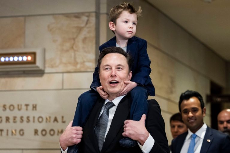 Elon Musk ze swoim synem. Foto: PAP/EPA