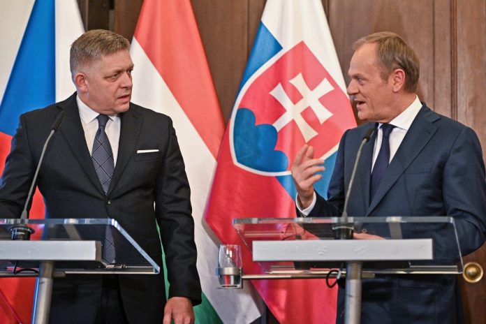 Robert Fico i Donald Tus. / Foto: Radek Pietruszka (PAP)