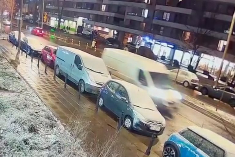 Zdjęcie busa z monitoringu. Foto; policja.gov.pl