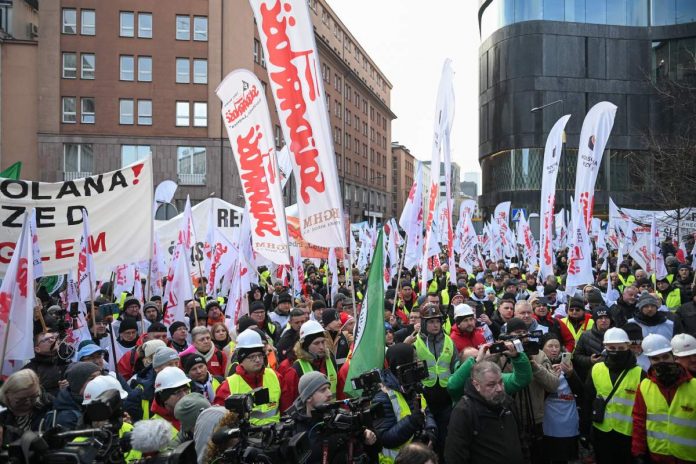 Protest w Warszawie przeciwko wygaszaniu elektrowni węglowych.