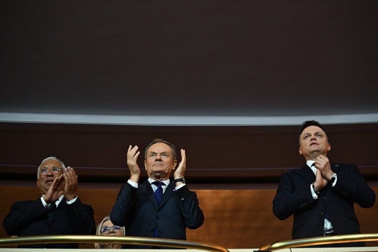 Premier Donald Tusk (C), przewodniczący Rady Europejskiej Antonio Costa (L) i marszałek Sejmu Szymon Hołownia (P) podczas gali otwarcia polskiej prezydencji w Radzie Unii Europejskiej. Foto: PAP