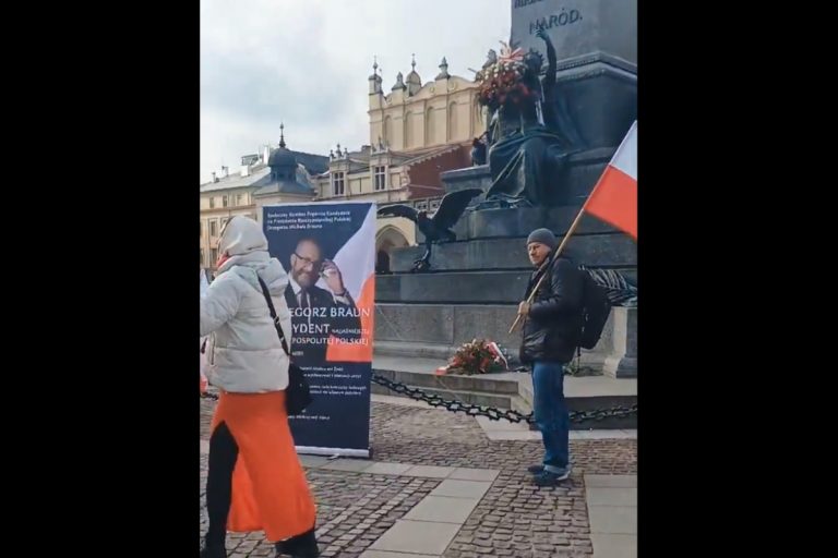 Zwolennicy Grzegorza Brauna pod pomnikiem Adama Mickiewicza na krakowskim rynku. Foto: print screen X kurier Krakowski