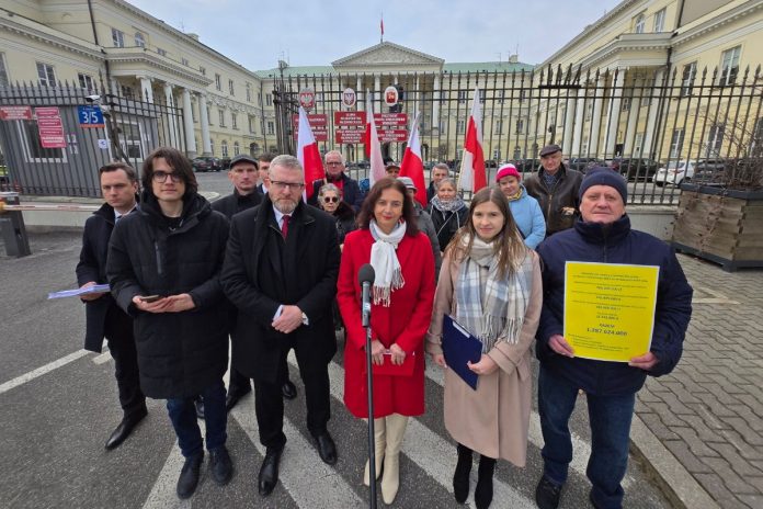 Konferencja prasowa Konfederacji Korony Polskiej ws. wydatków Warszawy na pomoc Ukrainie.