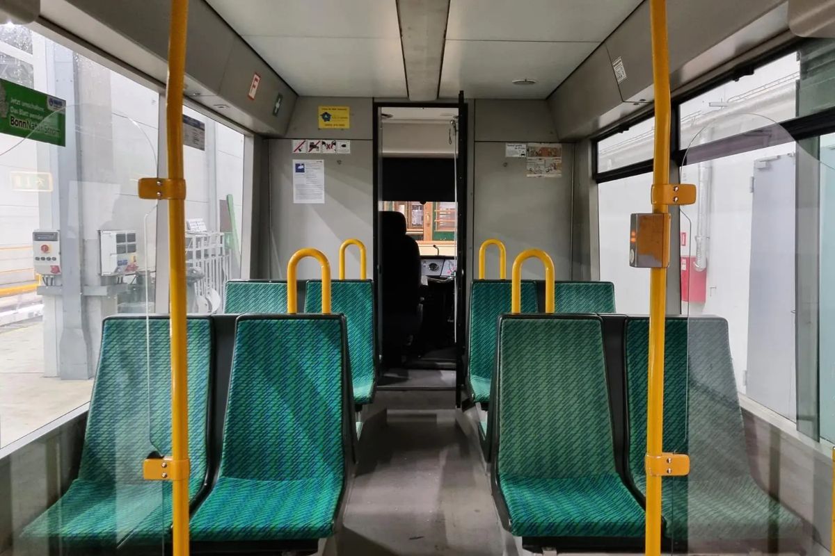 Poznań z dumą ogłaszał zakup starych tramwajów z Niemiec. Pierwszy już się wykoleił [VIDEO]