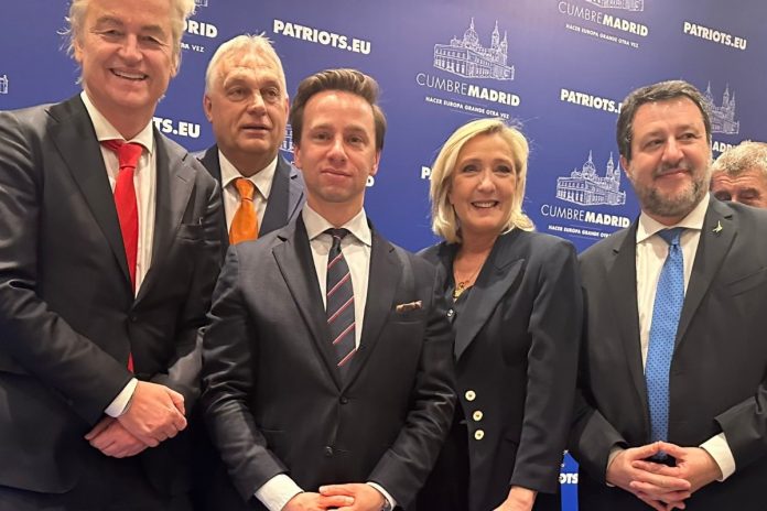 Od lewej: Geert Wilders, Viktor Orban, Krzysztof Bosak, Marine le Pen, Matteo Salvini na szczycie Patriotów dla Europy w Hiszpanii. Foto: X/Krzysztof Bosak