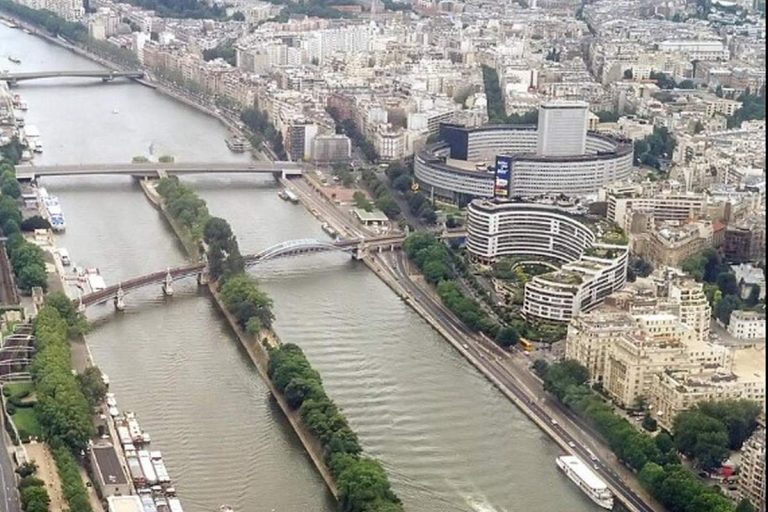 Zamalowali na czerwono Statuę Wolności