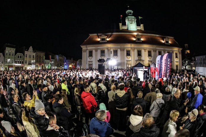 Kampania prezydencka. Spotkanie Mentzena z mieszkańcami Rawicza.