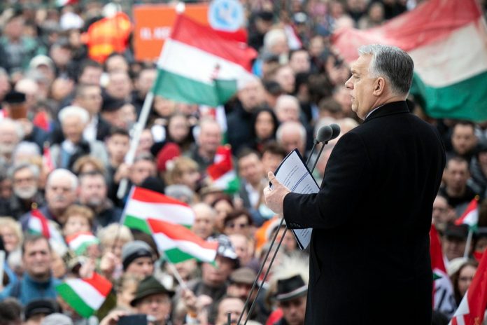 Viktor Orban podczas uroczystości z okazji święta narodowego. Foto: PAP/EPA