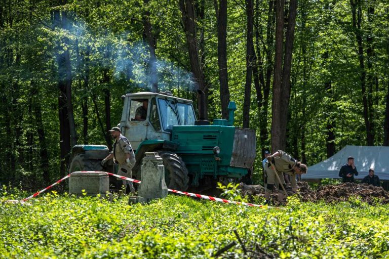 Puźniki, 25.04.2025. Prace przy ekshumacji polskich ofiar Rzezi Wołyńskiej w Puźnikach Ukraina