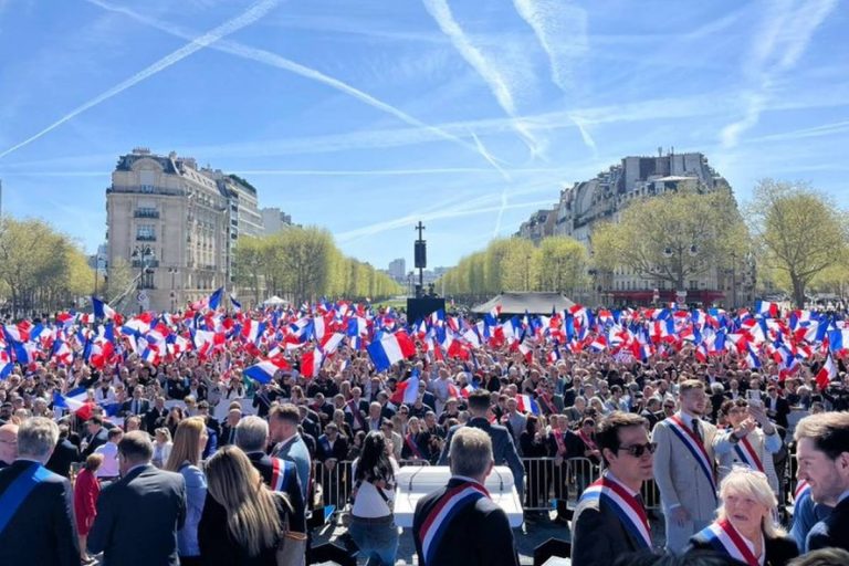 Demonstracje w Paryżu. Nagie kobiety zakłócały więc poparcia Marine Le Pen [VIDEO]