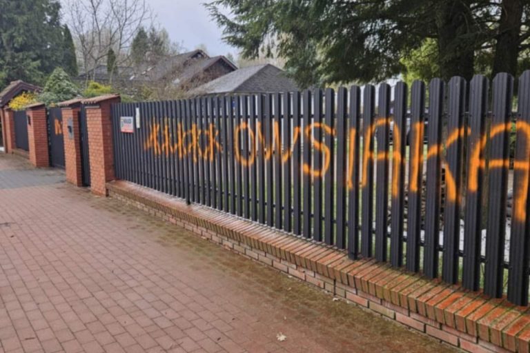 Ozdobiony artystycznym napisem płot domku letniskowego Jerzego Owsiaka. Foto: Facebook/Jerzy Owsiak