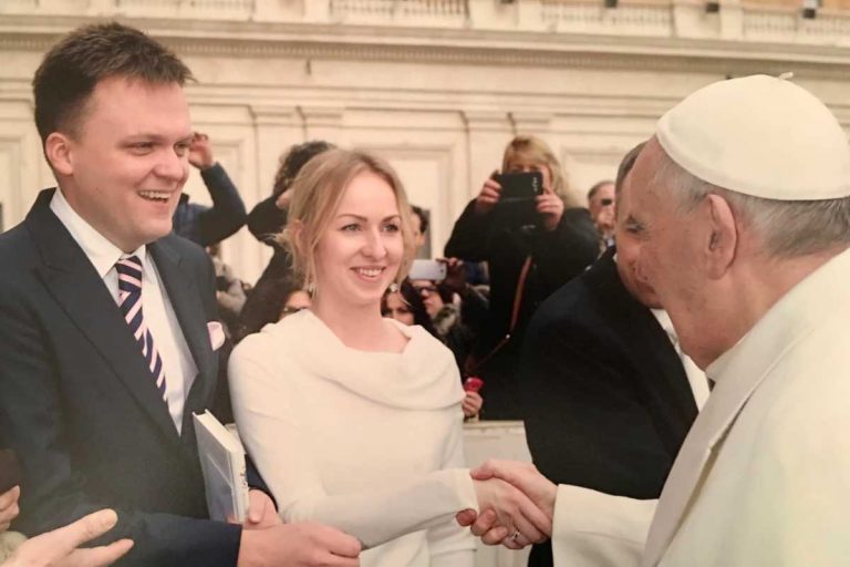 Szymon Hołownia wraz z żoną Urszulą Brzezińską-Hołownią oraz papież Franciszek