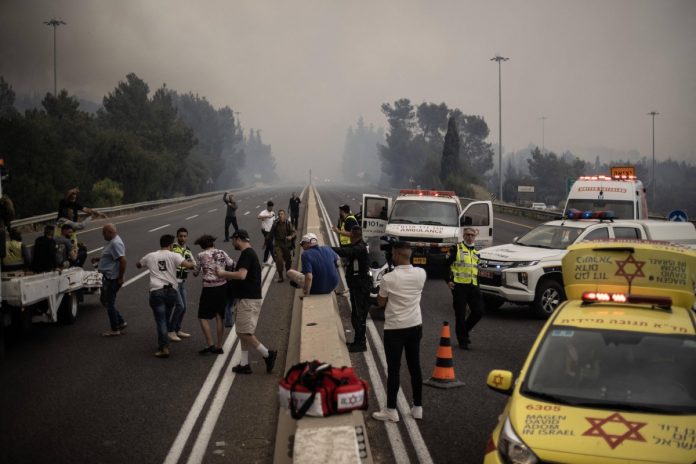 Zamknięta droga i ewakuacja ludności z powodu pożarów szalejących pod Jerozolimą. Foto: PAP/Abaca