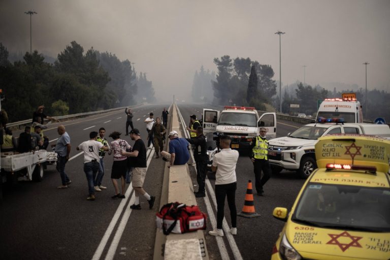 Zamknięta droga i ewakuacja ludności z powodu pożarów szalejących pod Jerozolimą. Foto: PAP/Abaca