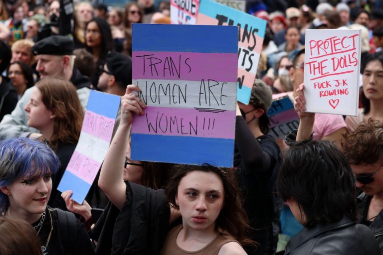 Protest środowisk LGBT w Londynie. Zniszczono posągi.