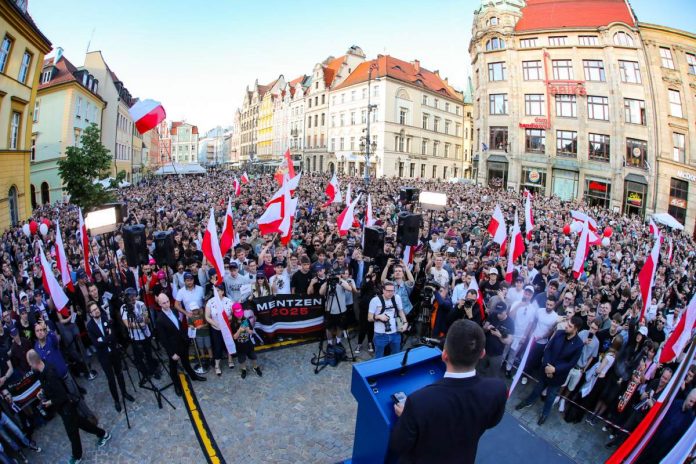 Tysiące ludzi przyszły posłuchać Sławomira Mentzena we Wrocławiu. Foto: Konfederacja