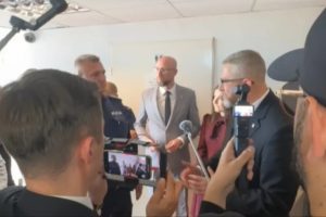Interwencja Konfederacji Korony Polskiej w szpitalu w Oleśnicy, fot. Fb/Dziewuchy Dziewuchom (screen)