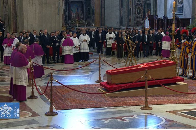 Trumna z ciałem Papieża Franciszka w bazylice św, Piotra.