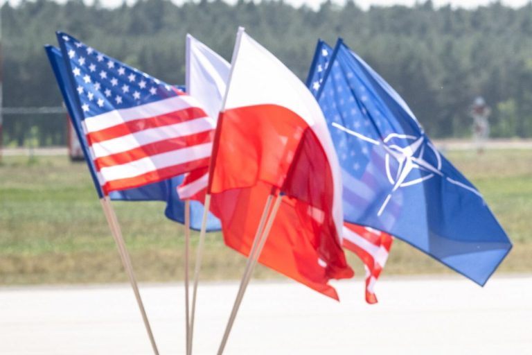 Flagi Polski, USA i NATO.