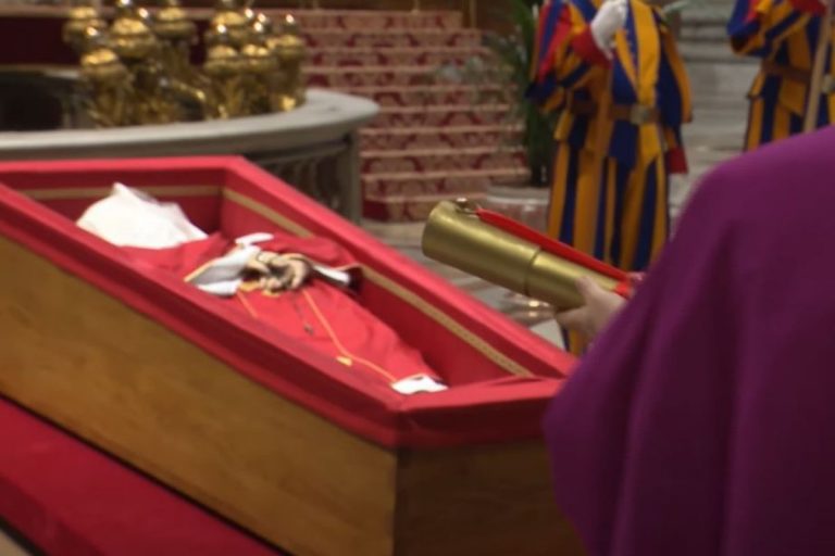 Trumna z ciałem papieża Franciszka