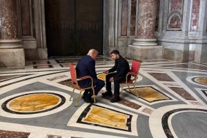 Donald Trump i Wołodymyr Zełenski podczas rozmowy w bazylice św. Piotra w Rzymie.