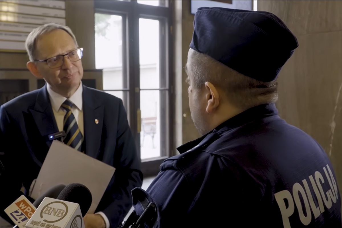 Poseł Roman Fritz interweniował u Nowackiej. W tle ogromne wałki na powodzi