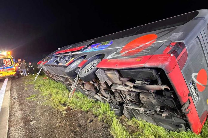 Autokar w rowie na A4.