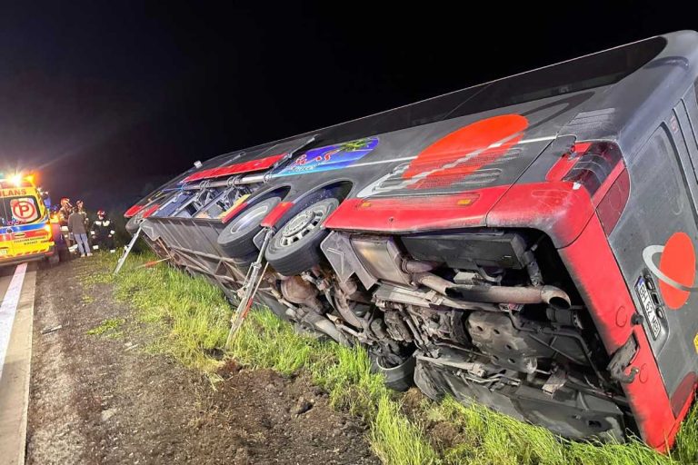 Autokar w rowie na A4.
