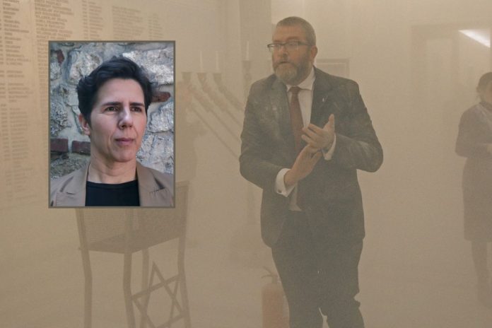 Grzegorz Braun w chwilę po zgaszeniu gaśnicą chanukii w Sejmie oraz dr Edyta Gawron