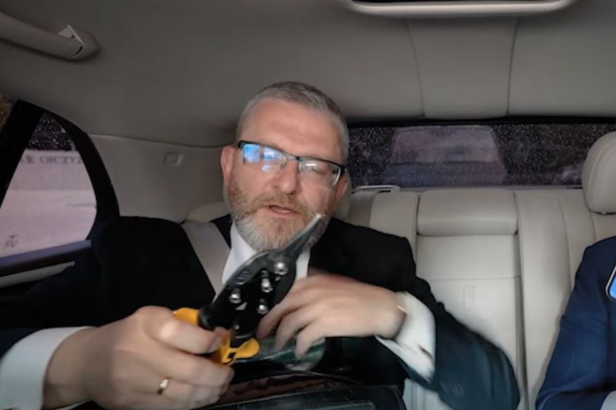 Zdumiewająca sytuacja w programie. Braun wyjął ze swojej torby sekator i ciach, ciach, ciach [VIDEO]