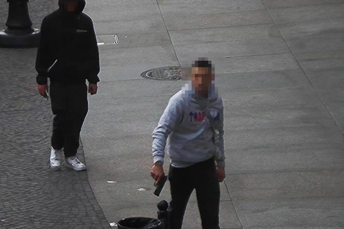 Mężczyzna z pistoletem w centrum Poznania