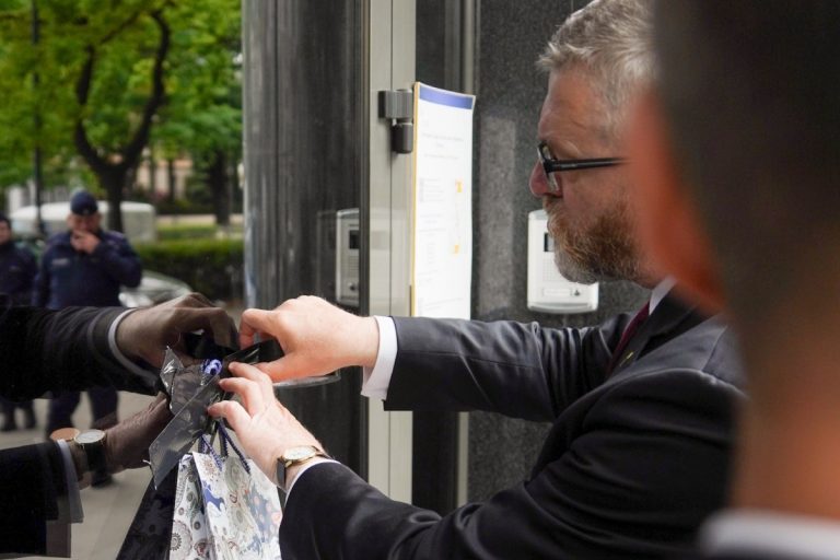 Grzegorz Braun przykleja torebkę z ukraińską flagą z Białej podlaskiej na drzwiach ambasady Ukrainy w Warszawie. Foto: X/Grzegorz Braun/@LiliPerek