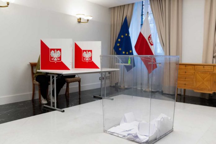 Wilno, Litwa, 18.05.2025. Wybory prezydenta RP - I tura. Głosowanie w lokalu wyborczym w Ambasadzie RP w Wilnie głosowanie lokal wyborczy wybory