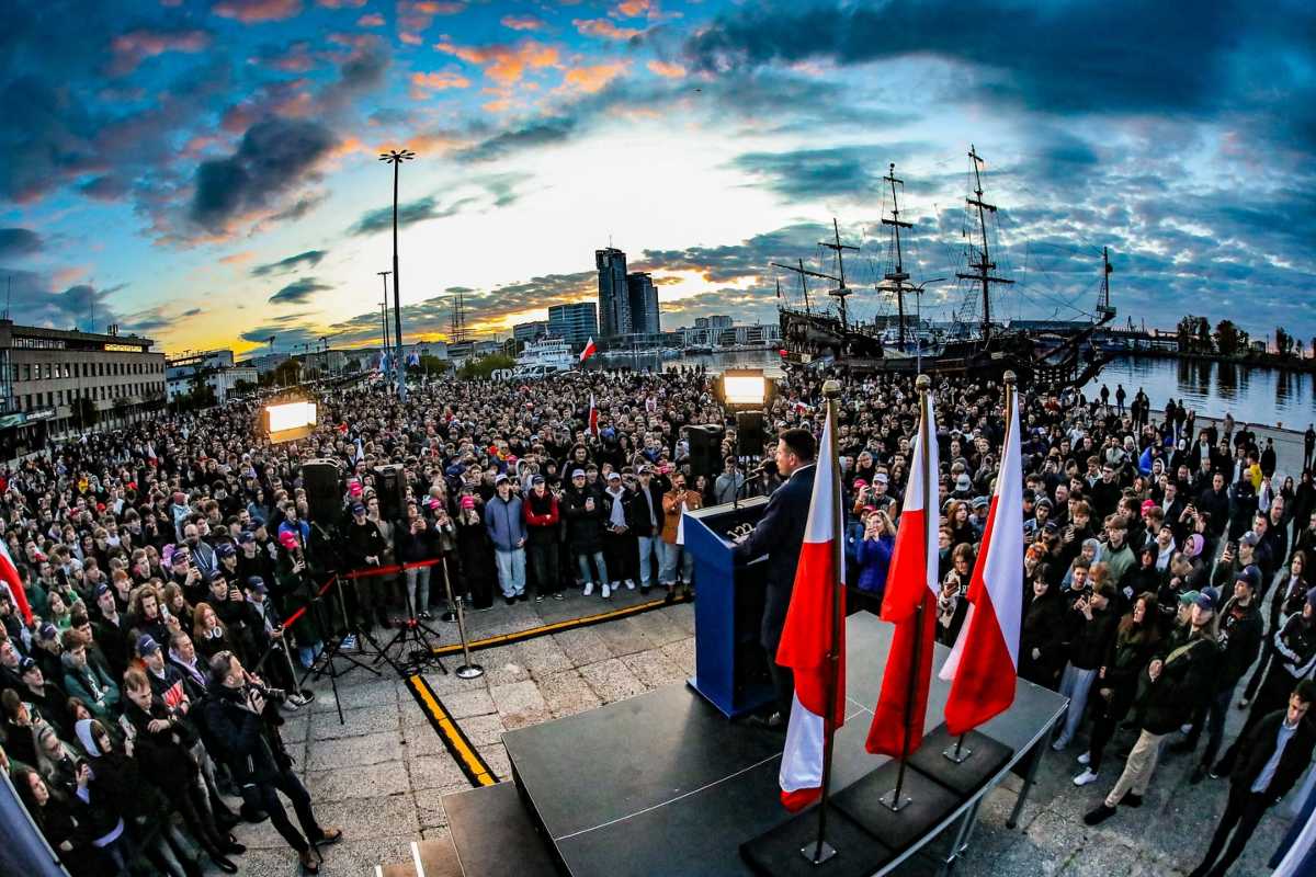 Mentzen ostrzega przed imigracyjną katastrofą. Porwał tłumy na Skwerze Kościuszki [FOTO]