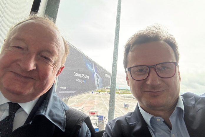 Redaktorzy Stanisław Michalkiewicz i Tomasz Sommer tuż przed wylotem do Paryża. Foto: X/Tomasz Sommer