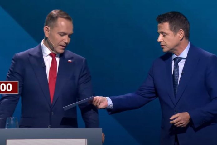 Rafał Trzaskowski wręczył podczas debaty kopertę Karolowi Nawrockiemu
