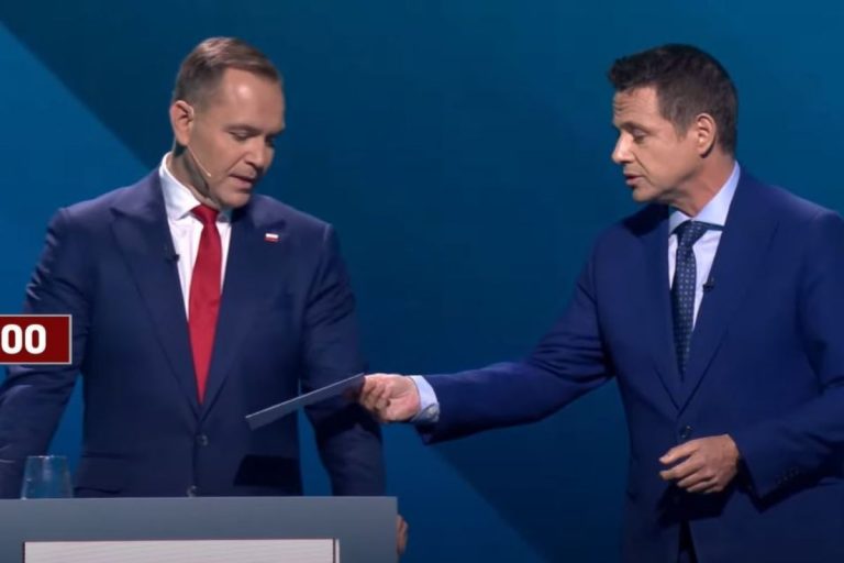 Rafał Trzaskowski wręczył podczas debaty kopertę Karolowi Nawrockiemu