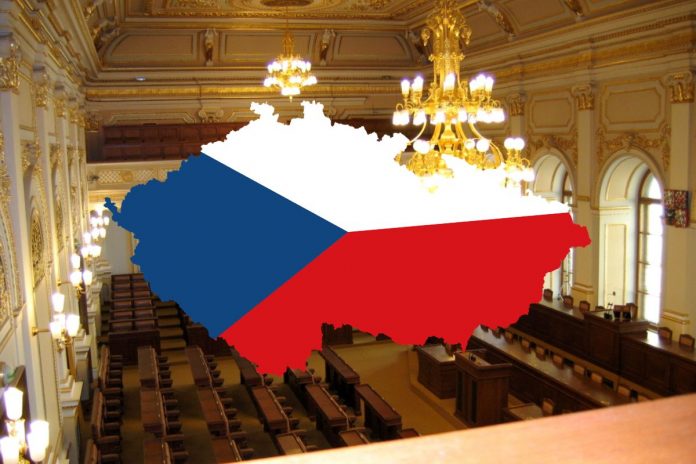 Czeski parlament oraz mapa Czech z flagą.